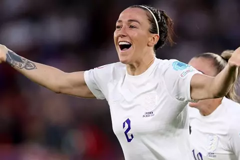 التوحد لم يكن عائقًا أمام لوسي برونز في بلوغ أعلى درجات القمة